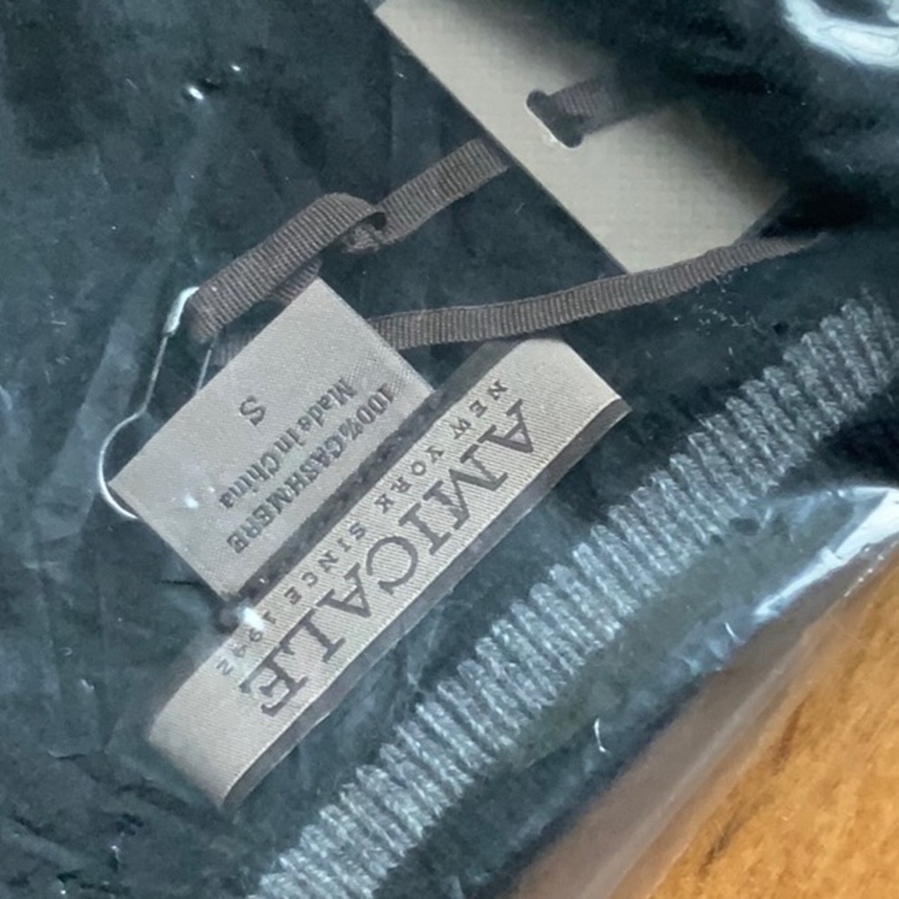 Black Amicale Cashmere V-neck sweater SMALL